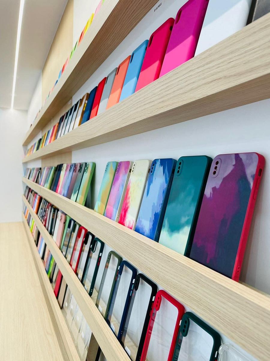 Mur de coques pour iPhone dans la boutique IMOBILE Center, rue Sainte-Catherine à Bordeaux